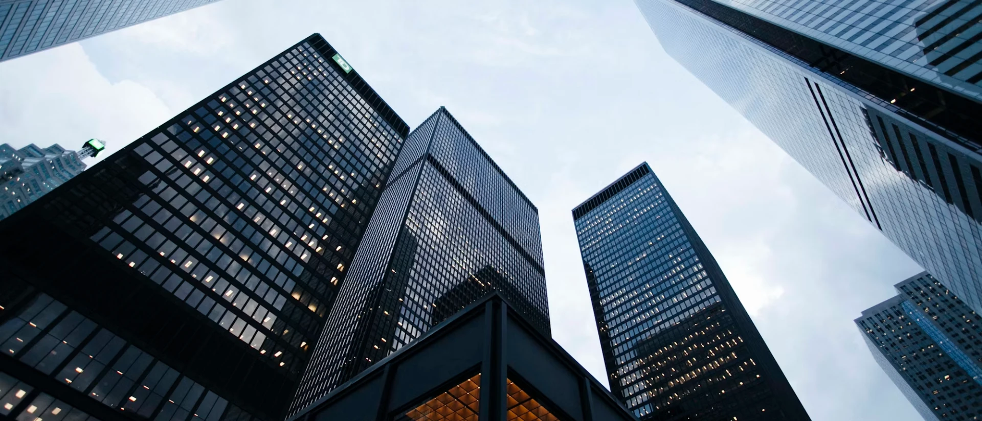 EDIFICIO SKY CENTER, 14 PISOS, 34 OFICINAS